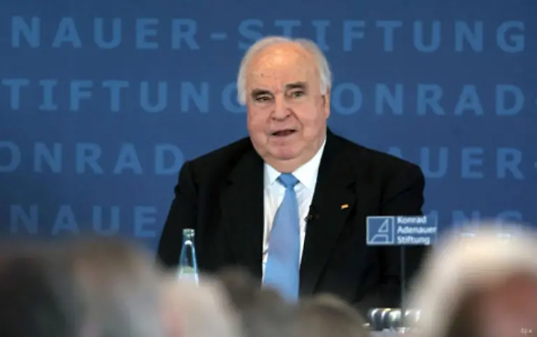 Am-18-Januar-muss-Helmut-Kohl-wegen-seiner-Rolle-in-der-Spendenaffaere-auf-den-Ehrenvorsitz-der-CDU-verzichten