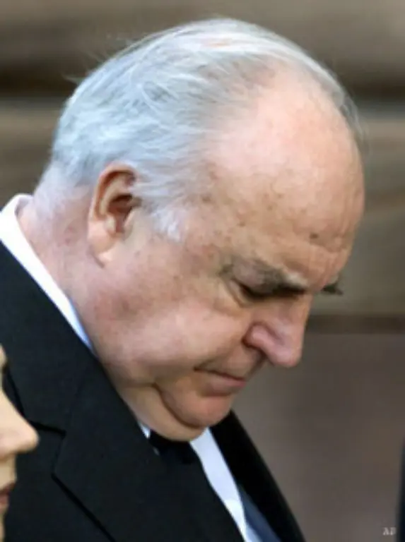 Am-11-Juli-2001-trifft-ihn-ein-schwerer-Schicksalsschlag-Seine-schwer-kranke-Frau-Hannelore-begeht-im-Wohnhaus-in-Ludwigshafen-Oggersheim-Selbstmord