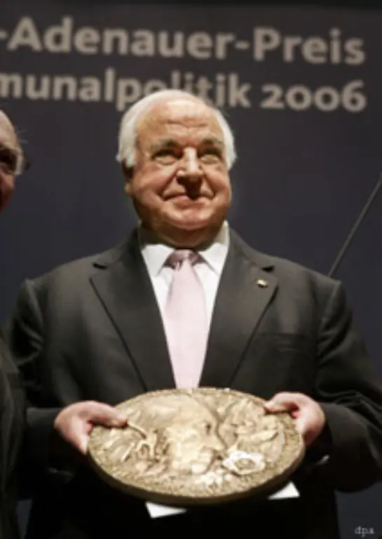 Fuer-seine-Verdienste-um-die-Vereinigung-Deutschlands-und-Europas-wird-er-mit-zahlreichen-Preisen-geehrt