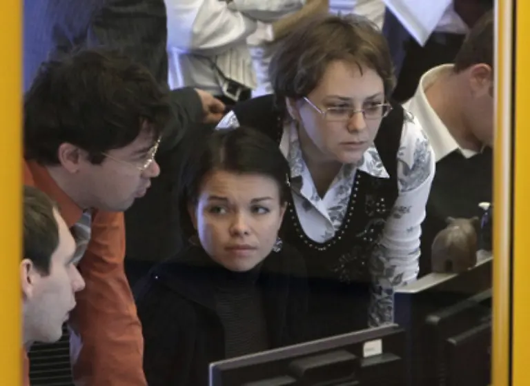 Bestuerzte-Gesichter-auch-in-Moskau-Russlands-Micex-Index-gab-um-sechs-Prozente-nach
