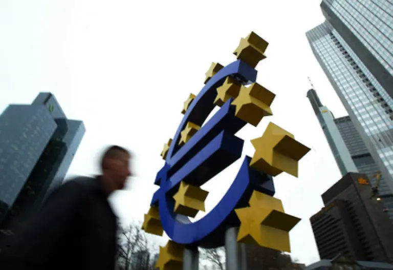Der-Euro-hingegen-verliert-0-5-Prozent-im-Vergleich-zum-Dollar-und-notiert-mit-1-4359-Dollar-auf-einem-Zweijahres-Tiefstand