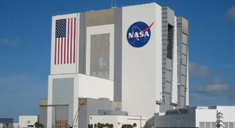 Weitere-40-000-Menschen-sind-als-Vertragskraefte-fuer-die-Behoerde-taetig