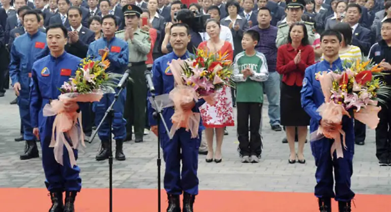 Die-drei-Taikonauten-wurden-auch-dank-eines-geglueckten-Weltraumspaziergangs-als-Volkshelden-gefeiert