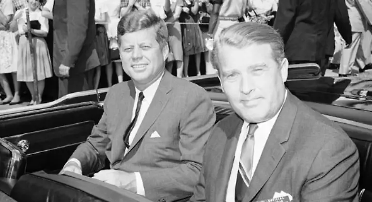 Die-geheimen-Raketenplaene-der-Nazis-brachte-von-Braun-gleich-seinem-neuen-Arbeitgeber-mit-Zunaechst-wurde-die-Mitarbeit-des-Deutschen-geheim-gehalten-als-sie-bekannt-wurde-waren-viele-Amerikaner-schockiert-Doch-das-verging-Im-Bild-Von-Braun-mit-John-F