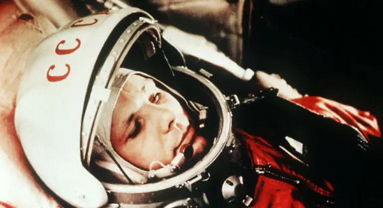 Zunaechst-blieben-die-Sowjets-im-space-race-in-dem-vom-Kalten-Krieg-gepraegten-Weltraum-Rennen-weiterhin-in-Fuehrung-Am-12-April-1961-schickten-die-Russen-mit-Juri-Gagarin-den-ersten-Menschen-ins-Weltall