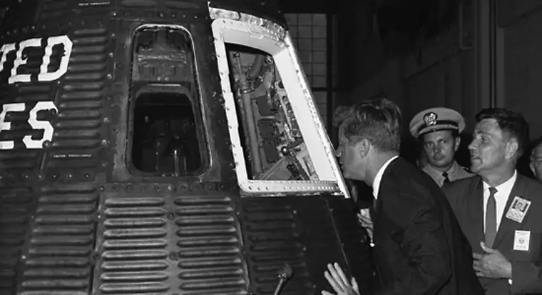 Es-war-der-junge-Praesident-John-F-Kennedy-der-das-ganz-grosse-Ziel-vorgab-bis-zum-Ende-des-Jahrzehnts-einen-Menschen-auf-dem-Mond-zu-landen-und-ihn-wieder-sicher-zur-Erde-zurueckzubringen-Das-Apollo-Unternehmen-begann