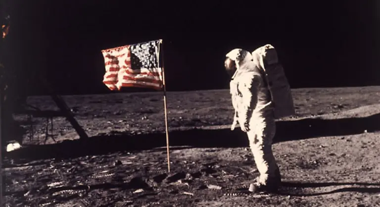 Niemals-wieder-hatten-die-USA-eine-solche-wissenschaftlich-technische-Herkulesaufgabe-erfolgreich-bewaeltigt-mitten-im-Kalten-Krieg-schien-die-Vorherrschaft-der-USA-in-Raumfahrt-Technik-und-ueberhaupt-auf-immer-besiegelt