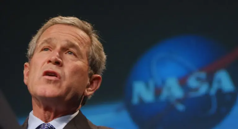 Um-wieder-fuer-die-rechte-Weltraumbegeisterung-zu-sorgen-gab-Praesident-George-W-Bush-neue-Ziele-vor-Zurueck-zum-Mond-zum-Mars-und-darueber-hinaus-heisst-das-Programm
