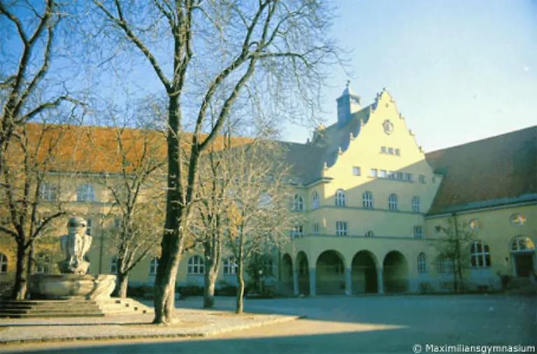 Er-ist-ein-ausgezeichneter-Schueler-Er-schafft-es-fuer-seine-Herkunft-ungewoehnlich-aufs-Gymnasium-und-legt-dort-1935-das-bayernweit-beste-Abitur-ab-Er-verlaesst-die-Schule-mit-einem-durchweg-sehr-erfreulichen-Mass-gediegener-Kenntnisse-heisst-es-in-seinem-Zeugnis