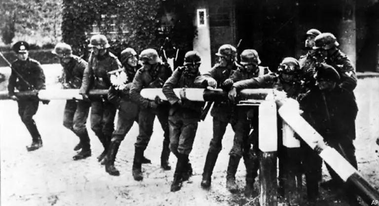 wenige-Tage-nach-dem-deutschen-Ueberfall-auf-Polen-wird-er-eingezogen-Waehrend-eines-Fronturlaubs-im-Maerz-April-1940-legt-Strauss-das-Erste-Staatsexamen-ab-Anschliessend-wird-er-an-die-Westfront-geschickt