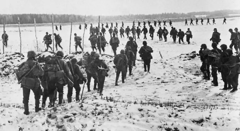 Strauss-hat-Glueck-im-Unglueck-Vor-Stalingrad-erleidet-er-so-schwere-Erfrierungen-an-den-Fuessen-dass-er-ausgeflogen-wird-Im-pommerschen-Stolpmuende-an-der-Ostsee-wird-er-zum-Ausbildungsoffizier-ausgebildet