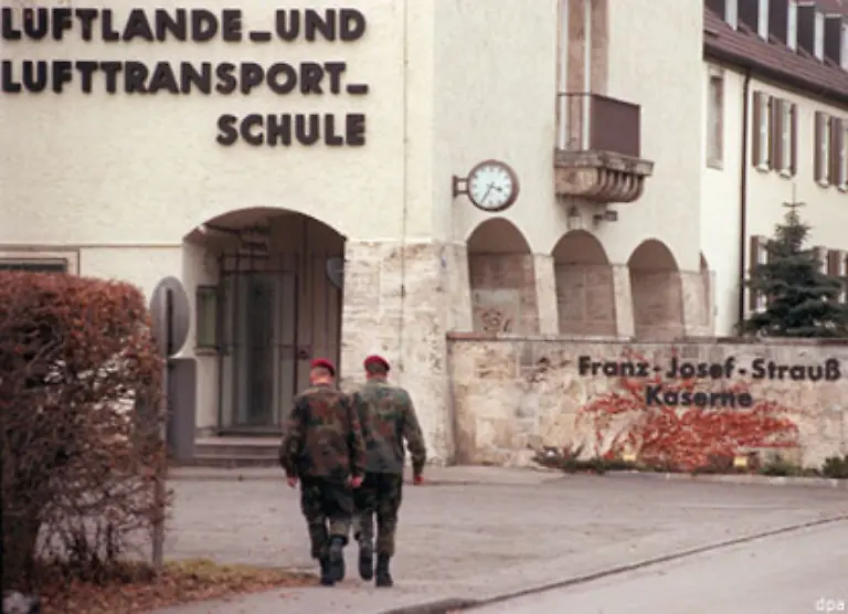 1943-wird-er-an-die-Flakschule-im-oberbayerischen-Altenstadt-geschickt-heute-steht-dort-die-Franz-Josef-Strauss-Kaserne-Ende-April-1945-wird-Strauss-hier-von-US-Soldaten-festgenommen-Er-wird-ins-nahe-gelegene-Schongau-gebracht-und-fuenf-Wochen-interniert
