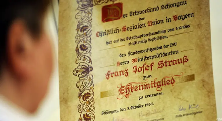 Da-er-Englisch-spricht-und-kein-Nazi-war-setzen-die-Amerikaner-ihn-als-stellvertretenden-Landrat-ein-Das-ist-der-Beginn-seiner-politischen-Karriere-Strauss-gruendet-den-Schongauer-Kreisverband-der-CSU