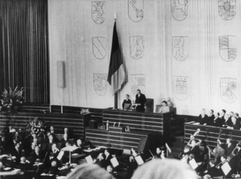 Strauss-wird-Landrat-Abgeordneter-im-Frankfurter-Wirtschaftsrat-eine-Art-Proto-Parlament-der-Bizone-CSU-Geschaeftsfuehrer-CSU-Generalsekretaer-1949-Mitglied-des-ersten-Deutschen-Bundestags-Bild