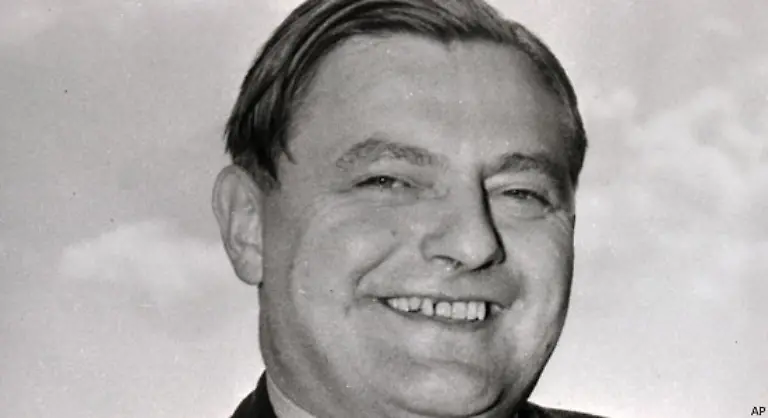 Nach-der-Wahl-von-1953-geht-es-mit-seiner-Karriere-steil-nach-oben-Strauss-wird-einer-von-vier-Bundesministern-fuer-besondere-Aufgaben-1955-Atomminister