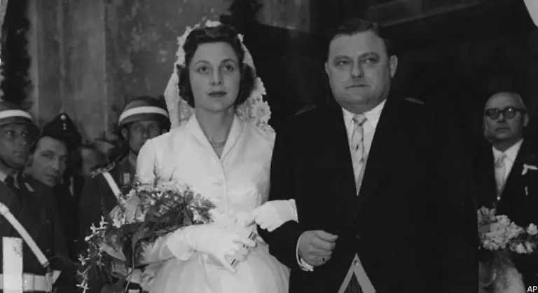 1957-heiratet-Strauss-Marianne-Zwicknagl-die-er-auf-einem-Faschingsball-in-Muenchen-kennengelernt-hat