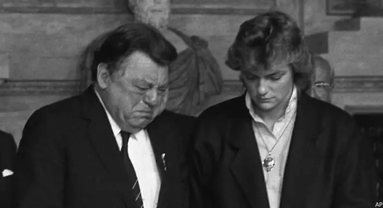 ist-Strauss-am-Boden-zerstoert-wie-seine-Tochter-Monika-Hohlmeier-spaeter-berichtet