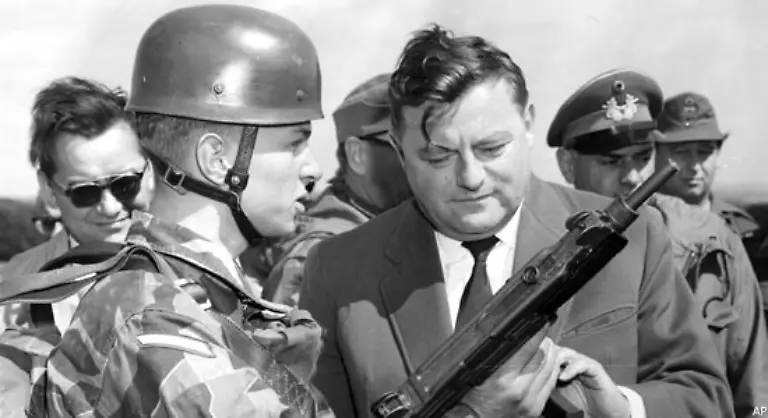 Seit-1957-ist-Strauss-Verteidigungsminister-Als-solcher-legt-er-Plaene-fuer-eine-atomare-Bewaffnung-der-Bundeswehr-vor-kann-sich-damit-jedoch-nicht-durchsetzen