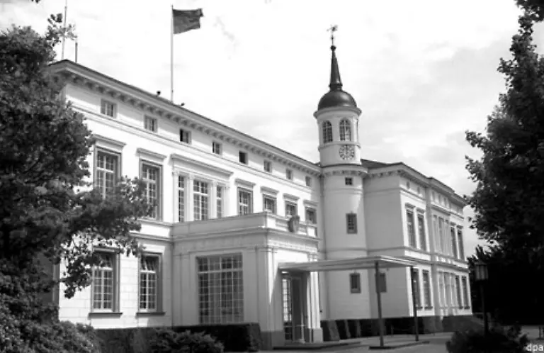 Zwei-Skandale-des-Jahres-1958-charakterisieren-Strauss-Amtsverstaendnis-Der-eine-beginnt-harmlos-Ein-Verkehrspolizist-zeigt-Strauss-Fahrer-an-weil-dieser-vor-dem-Palais-Schaumburg-Bild-dem-Sitz-des-Kanzleramts-falsch-abgebogen-war