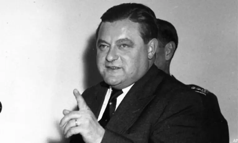 Er-droht-Hauptwachtmeister-Siegfried-Hahlbohm-er-werde-dafuer-sorgen-dass-Sie-von-der-Kreuzung-verschwinden-und-erstattet-Anzeige-gegen-den-Beamten-erfolglos-Ein-Ermittlungsverfahren-gegen-Hahlbohm-wird-eingestellt