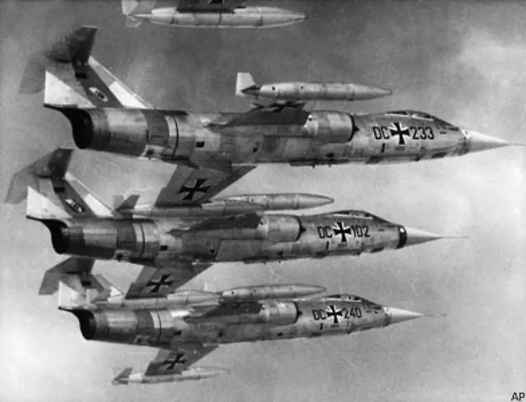 Weitaus-folgenschwerer-ist-der-Starfighter-Skandal-1958-entscheidet-Strauss-Starfighter-des-US-Konzerns-Lockheed-anzuschaffen-Der-deutsche-Lockheed-Repraesentant-ist-ein-Freund-des-Ministers