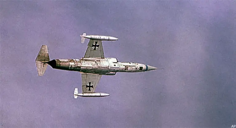 Strauss-ordert-700-Maschinen-noch-bevor-der-auf-deutsche-Beduerfnisse-umgeruestete-Prototyp-getestet-wird-Viele-Starfighter-stuerzen-ab-1965-kommen-15-Starfighter-Piloten-der-Bundeswehr-ums-Leben