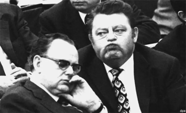 Er-bekaempft-die-Ostpolitik-von-Bundeskanzler-Willy-Brandt-reist-jedoch-1975-in-die-Volksrepublik-China