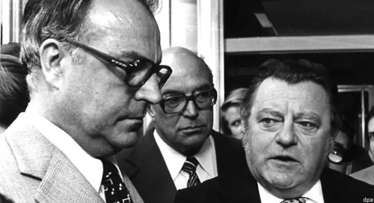 Im-Bundestagswahlkampf-1976-den-Helmut-Kohl-als-Kanzlerkandidat-der-Union-bestreitet-ist-Strauss-Schatten-Finanzminister