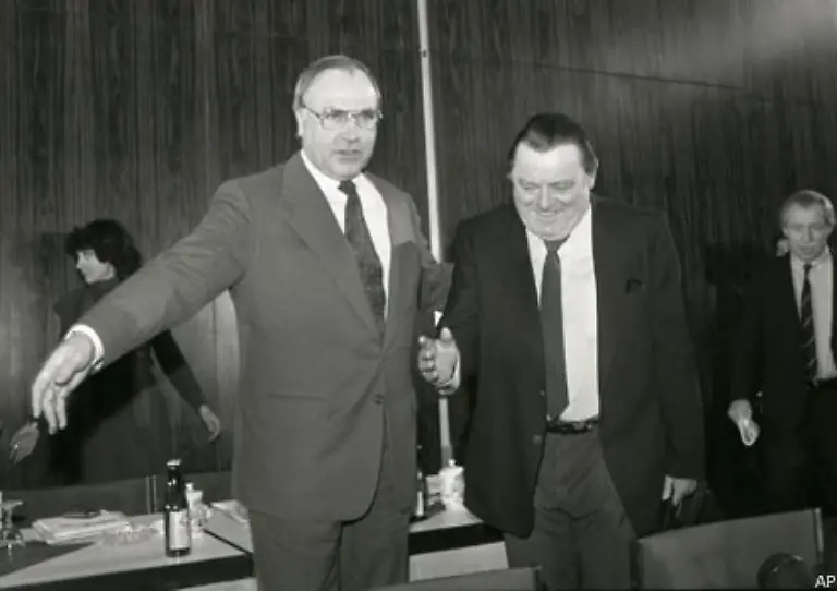 Im-Vorfeld-der-Bundestagswahl-von-1980-setzt-Strauss-sich-gegen-den-niedersaechsischen-Ministerpraesidenten-Ernst-Albrecht-als-Kanzlerkandidat-der-Union-durch-Fuer-Kohl-eine-hilfreiche-Entscheidung-wie-sich-spaeter-zeigen-wird