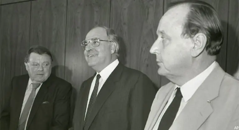 1982-als-Kohl-zum-Bundeskanzler-wird-entscheidet-sich-der-CSU-Chef-gegen-einen-Posten-im-Bundeskabinett-obwohl-er-angekuendigt-hatte-im-Falle-einer-Regierungsuebernahme-der-Union-nach-Bonn-zu-gehen