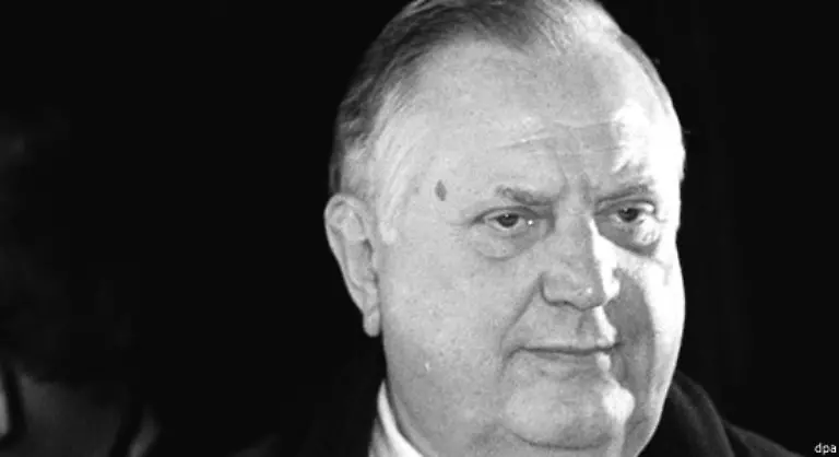 Ausgerechnet-Strauss-faedelt-im-Mai-1983-mit-dem-DDR-Devisenbeschaffer-Alexander-Schalck-Golodkowski-einen-spektakulaeren-Deal-ein-Die-Bundesregierung-buergt-fuer-einen-Bankkredit-von-knapp-einer-Milliarde-D-Mark-an-die-DDR