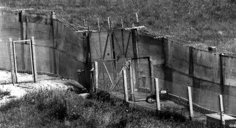 Strauss-argumentiert-die-Buergschaft-habe-den-Ostdeutschen-genutzt-Tatsaechlich-baut-die-DDR-in-der-Folge-Selbstschussanlagen-an-der-Grenze-ab-und-genehmigt-mehr-Ausreiseantraege