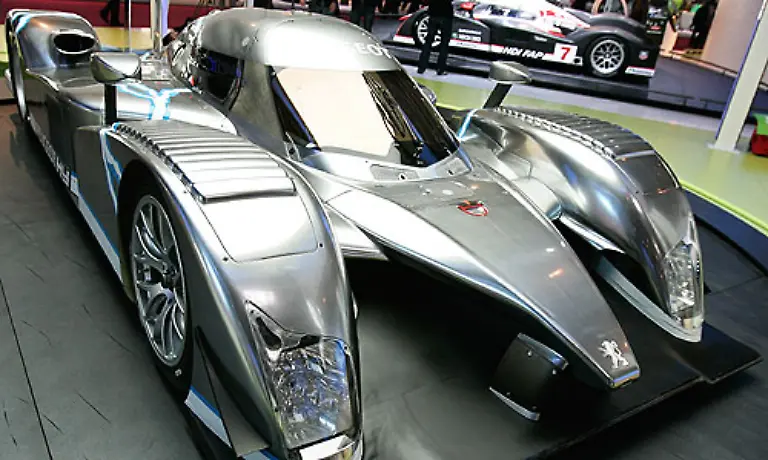 Auch-Peugeot-will-seinen-Autos-mit-Strom-Beine-machen-Der-908-HY-hat-einen-Hybridmotor-und-soll-auf-Langstreckenrennen-eingesetzt-werden