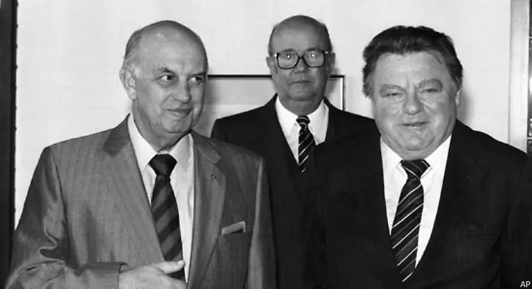 Beruehrungsaengste-mit-Diktaturen-sind-Strauss-generell-fremd-1984-nimmt-er-den-suedafrikanischen-Orden-der-Guten-Hoffnung-entgegen-Das-Bild-zeigt-ihn-im-selben-Jahr-in-Bonn-mit-dem-suedafrikanischen-Premier-Pieter-Willem-Botha