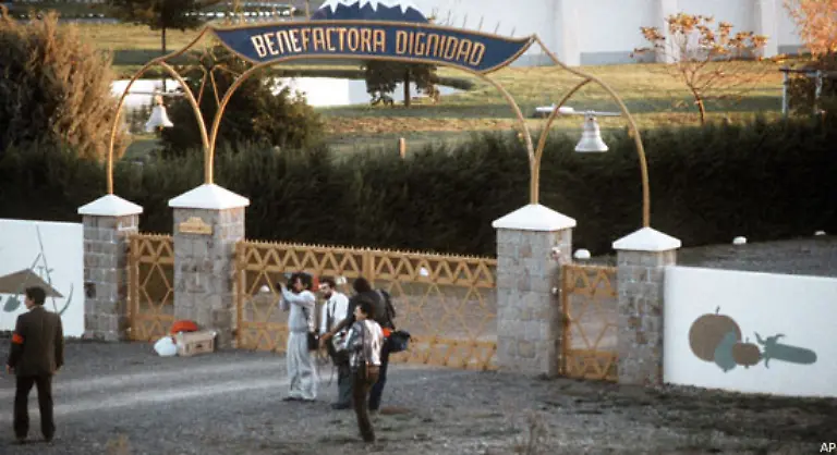1977-trifft-er-den-chilenischen-Militaermachthaber-Pinochet-und-besucht-die-umstrittene-Colonia-Dignidad-deren-Leiter-Paul-Schaefer-2004-wegen-mehrfachen-Kindesmissbrauchs-verurteilt-wird