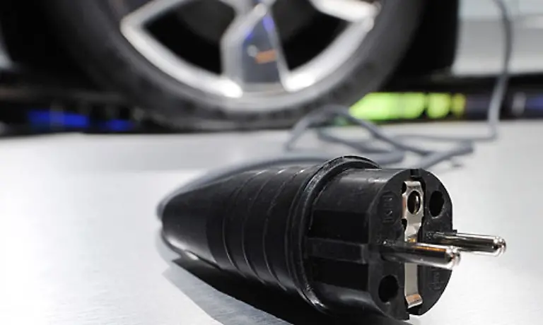 Aber-auch-fuer-Autos-aus-der-Grossserie-liegt-die-Zukunft-in-der-Steckdose-Nahezu-alle-Hersteller-zeigen-Autos-die-ganz-oder-teilweise-mit-Strom-fahren