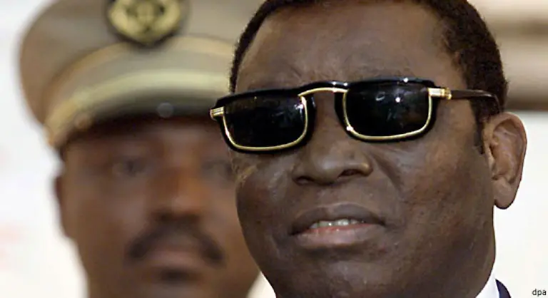 Besonders-eng-ist-Strauss-Freundschaft-mit-General-Eyadma-dem-Praesidenten-von-Togo-Strauss-delektiert-sich-an-der-sprichwoertlichen-innenpolitischen-Stabilitaet-der-rueden-Einmanndiktatur-seines-schwarzen-Freundes-Eyadema-mokiert-sich-der-Spiegel-1983