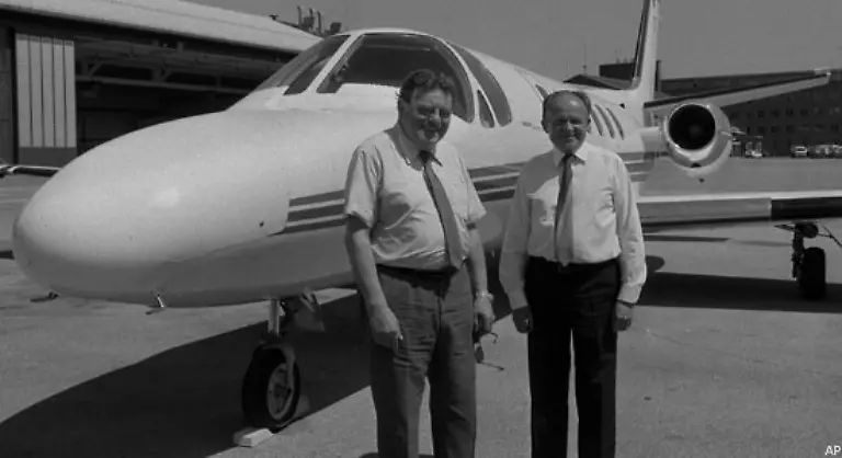 Als-Pilot-tritt-Strauss-auch-bei-seinem-letzten-Skandal-auf-1988-drueckt-er-in-Bonn-die-Steuerbefreiung-fuer-Flugbenzin-durch-Ein-Skandal-der-auch-zahlreiche-Abgeordnete-der-CSU-empoert
