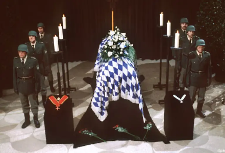 Am-1-Oktober-1988-erleidet-Strauss-bei-einer-Hirschjagd-nahe-Regensburg-einen-Zusammenbruch-Er-stirbt-am-3-Oktober-ohne-das-Bewusstsein-wiedererlangt-zu-haben