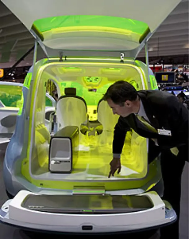 Besonders-findig-ist-die-Aussenhaut-des-Autos-Bekanntlich-isoliert-Luft-am-besten-Daher-funktioniert-die-Karosserie-wie-eine-Thermoskanne-Parkt-das-Auto-in-der-Sonne-laufen-mit-Solarenergie-gespeiste-Ventilatoren-um-den-Innenraum-zu-kuehlen