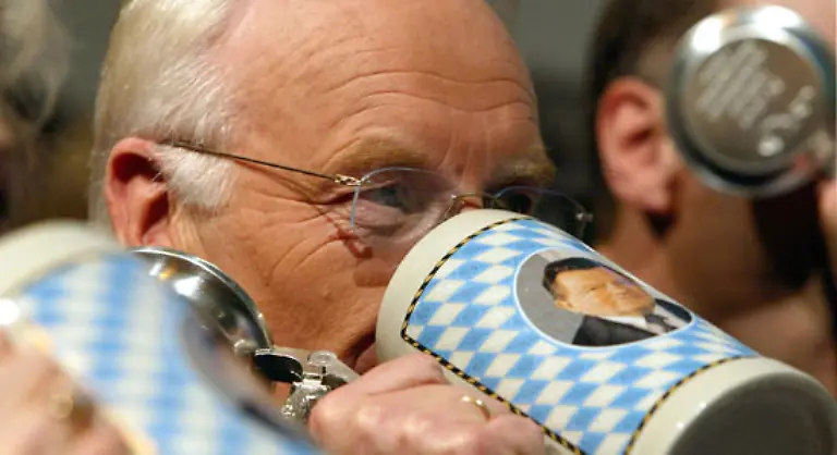 Er-hat-in-besonderer-Weise-die-Verbindung-von-Tradition-und-Fortschritt-vorangetrieben-und-auch-selbst-verkoerpert-sagt-Bayerns-Landtagspraesident-Alois-Glueck