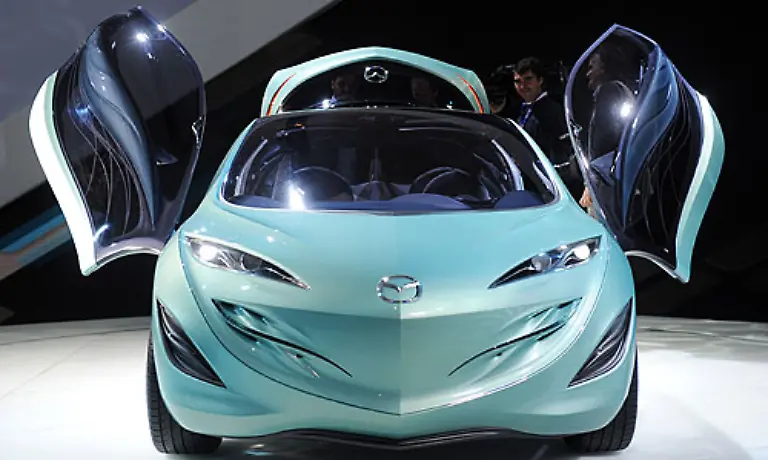 Mit-viel-Schwung-in-der-Karosserie-kann-der-Mazda-Kiyora-aufwarten