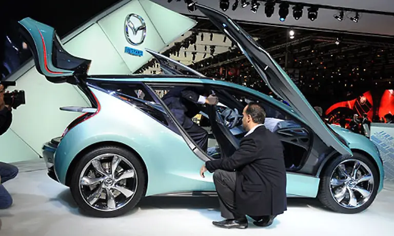 Aus-der-Studie-koennte-mal-was-ganz-Konkretes-werden-der-Mazda-1-naemlich-Er-bedient-den-Trend-zum-Kleinstwagen-und-will-sich-sollte-er-mal-in-Serie-gehen-mit-Smart-und-Co-messen