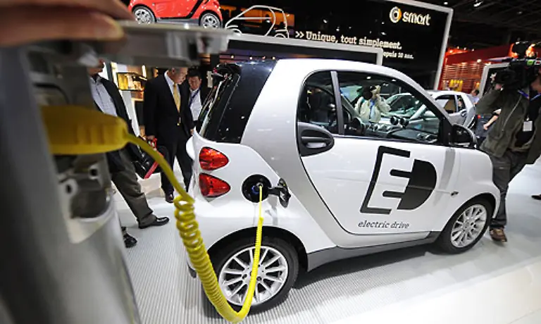 Apropos-Smart-Der-faehrt-jetzt-auch-ganz-offiziell-elektrisch-Nach-der-Testphase-in-London-zeigt-Daimler-auf-der-Messe-jetzt-auch-den-Elektro-Smart-150-Kilometer-Reichweite-bietet-der-kleine-Stromer-Schon-2009-soll-er-in-Deutschland-fahren