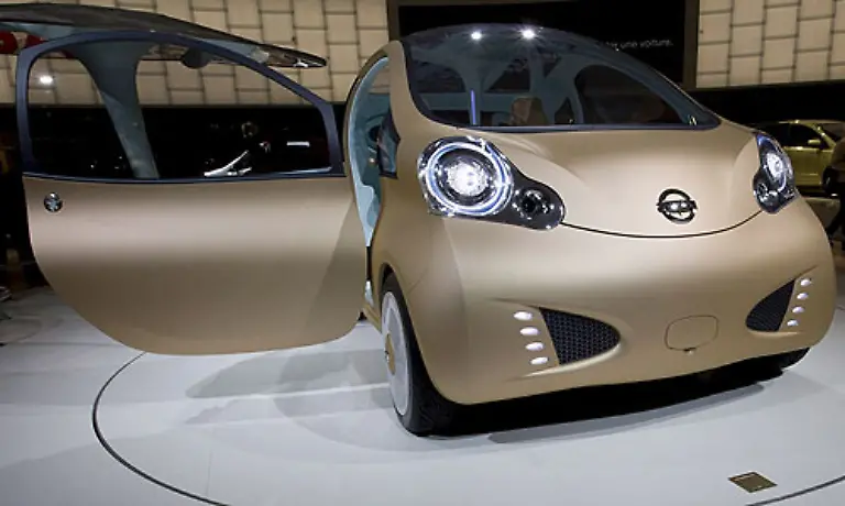 Ein-Stadtauto-der-Zukunft-will-auch-der-Nissan-Nuvu-sein-Das-stromgetriebene-Fahrzeug-bietet-ein-grosses-Glasdach-mit-integrierten-Solarzellen-In-dieser-Form-wird-er-wohl-nicht-kommen-doch-auf-der-Tokyo-Motor-Show-soll-es-einen-serienreifen-Protypen-geben