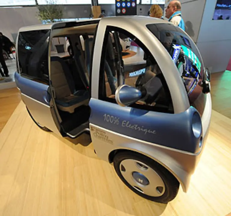 Nicht-schoen-aber-ebenfalls-emissionsfrei-das-Elektroauto-Friendly-von-Heuliez-Dafuer-will-er-mit-grossem-Raumangebot-glaenzen