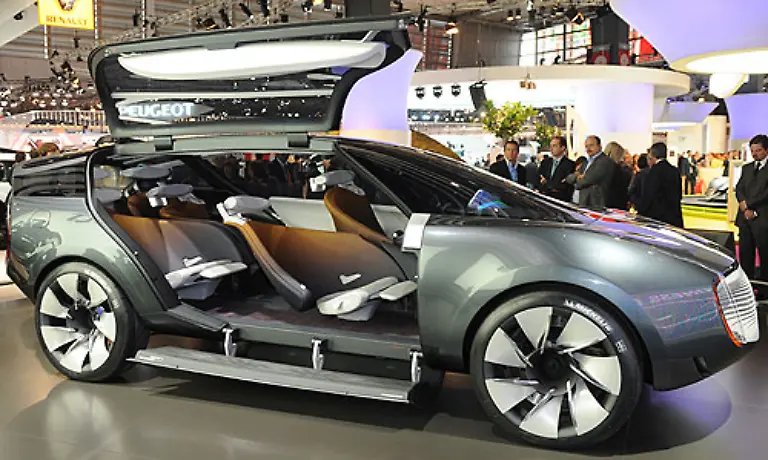 Da-macht-die-Studie-Ondelios-von-Renault-doch-eine-bessere-Figur-Das-mag-an-den-eleganten-Fluegeltueren-liegen-oder-auch-an-dem-stylischen-Innenraum-Die-Reiselimousine-hat-einen-Vebrennungsmotor-und-zwei-Elektromotoren