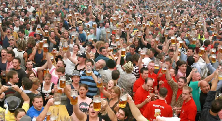 Frostige-Temperaturen-und-viel-Regen-haben-zu-einem-leichten-Rueckgang-der-Besucherzahlen-auf-dem-Muenchner-Oktoberfest-gefuehrt