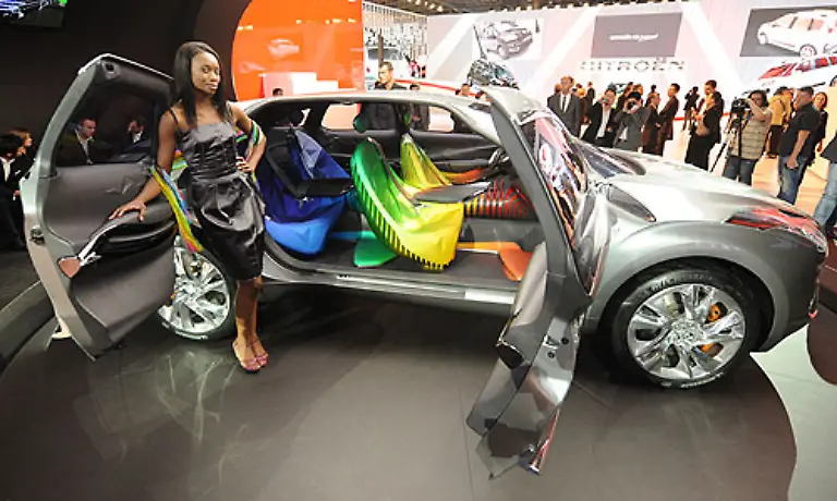 Die-Studie-Hypnos-von-Citron-hat-nicht-nur-einen-Hybrid-Motor-Kern-des-Konzepts-ist-das-Design-des-Innenraums-Vier-schwungvoll-ineinander-verwobene-Sitze-sollen-ein-sinnliches-Fahrerlebnis-bescheren-Ansonsten-begnuegt-sich-der-200-PS-Motor-mit-4-5-Litern