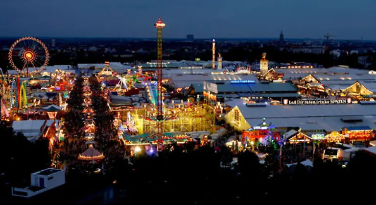 Allerdings-wurde-viel-Gluehwein-getrunken-Ab-1-Oktober-tranken-die-Wiesn-Besucher-2000-Liter-davon